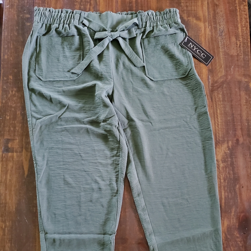 NYCC Green Ruffled Front Bow Crop Pants